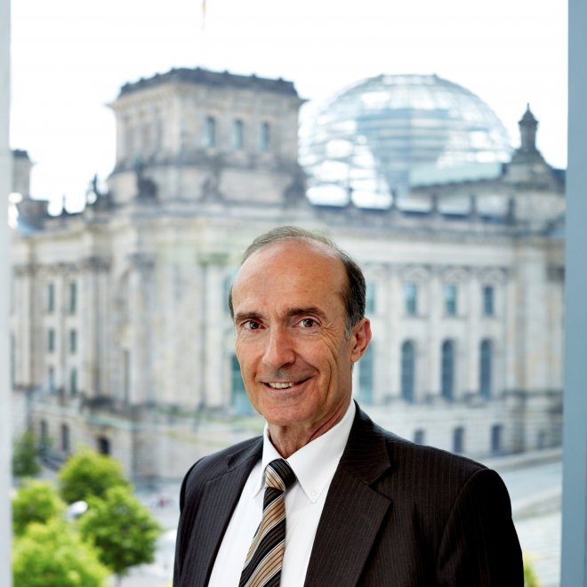 Mitglied des Bundestags a.D., <br> Ex-Welt-, Europa- und 36-facher Deutscher Meister im Kunstturnen