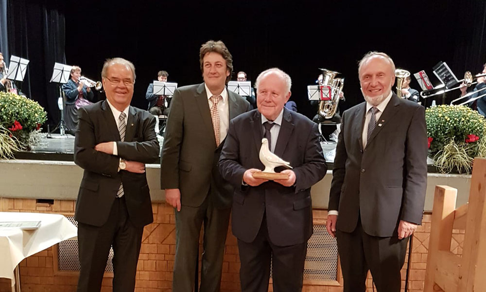 V. l. n. r.: Manfred Przybylski, Bürgermeister Ulrich Pfanner, Preisträger Georg Milbradt, Laudator Hans-Werner Sinn