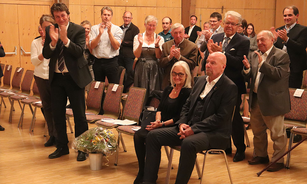 Stehend Applaus bekam Heinz Eggert, der den 13. Scheidegger Friedenspreis erhalten hat, nach seiner Rede im Kurhaus. Mit im Bild Ehefrau Ulrike.