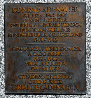 Hinweisschild am Konrad Adenauer Denkmal